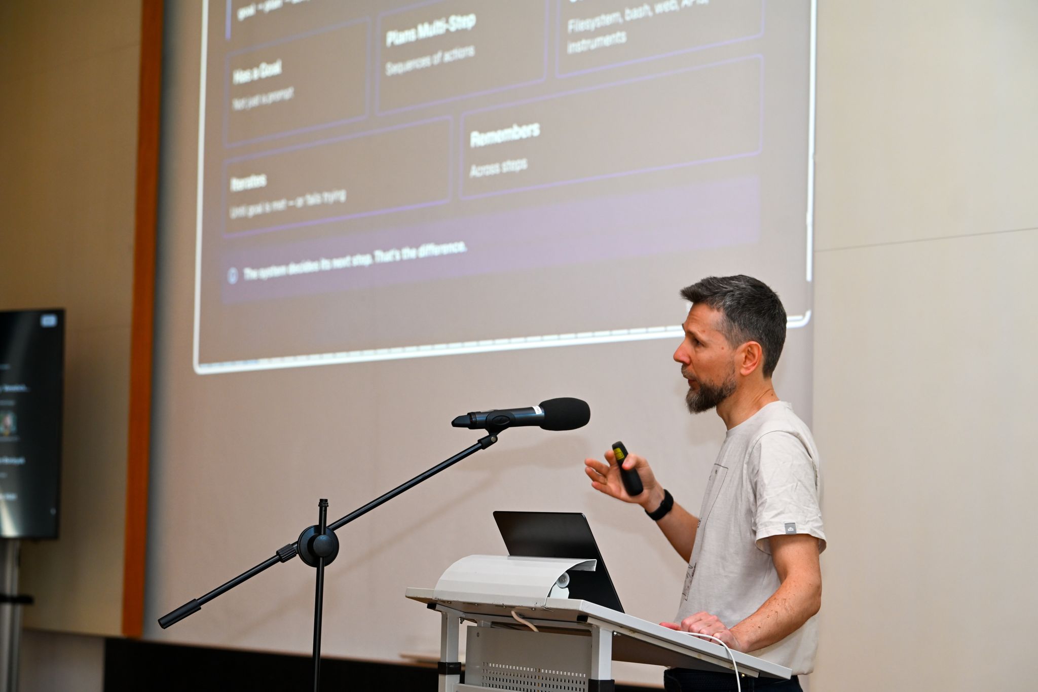 Prof. Dr. Andrey Ustyuzhanin: "Agentic Flows for Scientific Research: A Practical Perspective"